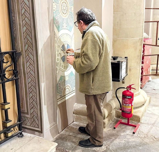Prof. Sylwester Piędziejewski pracuje przy malowidłach na tylniej ścianie świątyni na Tumskim Wzgórzu.