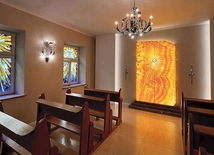 Kaplica stoi w pobliżu kościoła, który jako jedyna w diecezji świątynia nosi wezwanie Bożego Ciała.