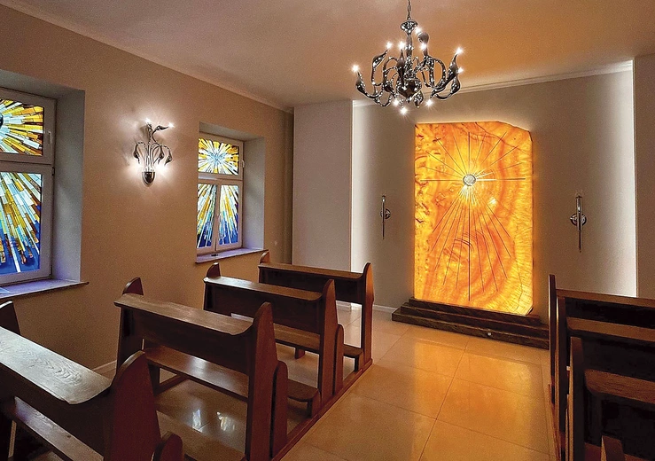 Kaplica stoi w pobliżu kościoła, który jako jedyna w diecezji świątynia nosi wezwanie Bożego Ciała.