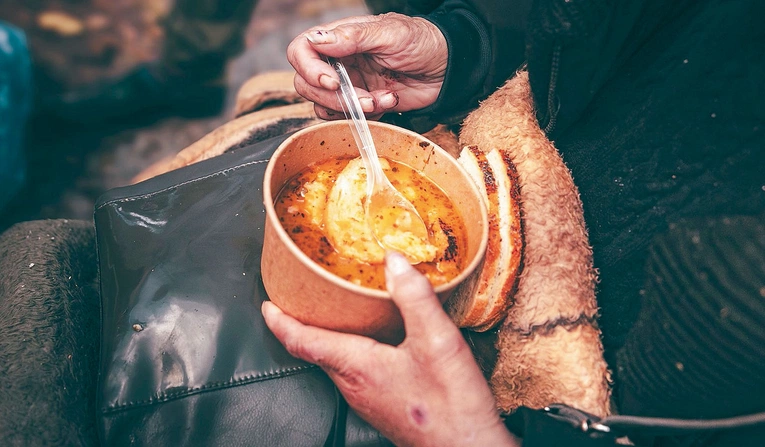 Często dla bezdomnych jest to jedyny ciepły posiłek w tygodniu. Stąd apel o pomoc, wsparcie finansowe i przekazywanie ubrań zimowych. Chcąc pomóc, skontaktuj się z Kamilem  – tel. 579 987 470. 