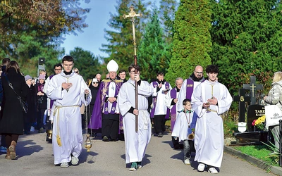 Po Mszy św. odbyła się procesja żałobna. Główną aleją za krzyżem kroczyło wiele osób, zanosząc prośby w intencji tych, którzy zmarli.