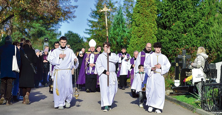 Po Mszy św. odbyła się procesja żałobna. Główną aleją za krzyżem kroczyło wiele osób, zanosząc prośby w intencji tych, którzy zmarli.