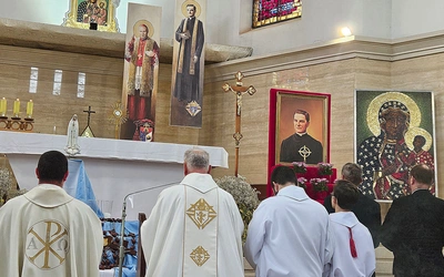 Modlitwa przed Najświętszym Sakramentem i relikwiami błogosławionego obrońcy tradycyjnej rodziny.