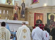 Modlitwa przed Najświętszym Sakramentem i relikwiami błogosławionego obrońcy tradycyjnej rodziny.