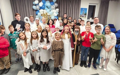 Dzieci bawiły się na balu w Domu McGivneya.