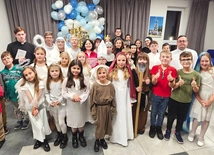 Dzieci bawiły się na balu w Domu McGivneya.