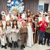 Dzieci bawiły się na balu w Domu McGivneya.