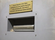 Kaplica stanowi część powstającego kompleksu świątynnego.