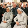 S. Rozanna Krzyżanowska z Olszyn (z lewej) i s. Rosariana Sitar z Ropy zostały uhonorowane medalami Benemerenti  in Opere Evangelizationis.