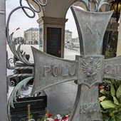 To najważniejsze miejsce pamięci narodowej w Polsce. Na grobie  jest płyta ze zniczem i inskrypcją: „Tu leży żołnierz polski poległy  za Ojczyznę”.