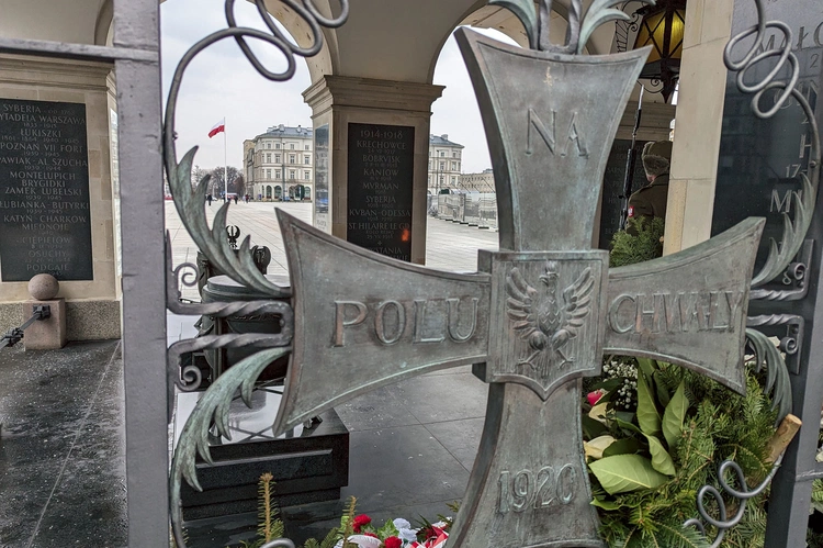 To najważniejsze miejsce pamięci narodowej w Polsce. Na grobie  jest płyta ze zniczem i inskrypcją: „Tu leży żołnierz polski poległy  za Ojczyznę”.