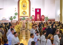 Kościół – na placu podarowanym przez ks. Stanisława Wacłowskiego i ks. Czesława Nowaka oraz  ich rodziny  – od 1983 roku budowali górale z Kacwina, według projektu Ewy i Stefana Kuryłowiczów oraz Jakuba Wacławka.