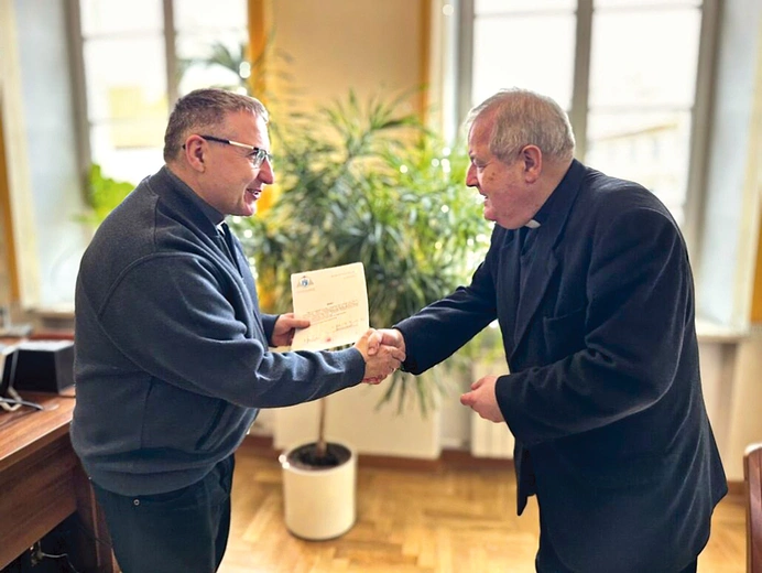Dekret  wręczył  ks. Janusz Bodzon, kanclerz kurii archidiecezjalnej warszawskiej.