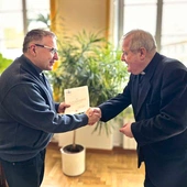 Dekret  wręczył  ks. Janusz Bodzon, kanclerz kurii archidiecezjalnej warszawskiej.