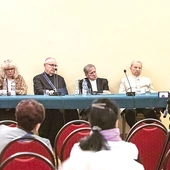 Ksiądz dr Andrzej Persidok podkreślił, że dialog z religiami niechrześcijańskimi należy prowadzić w duchu umiarkowanego optymizmu, szukając wspólnych wartości. Zaznaczył, że podstawę powinno stanowić zaufanie do Boga, który działa również w innych religiach. 