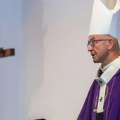 Arcybiskup zaapelował, by o zmarłych mówić dobrze lub milczeć, ponieważ nie mogą  się już obronić, wytłumaczyć  ani niczego sprostować.  Sąd należy zostawić Bogu.