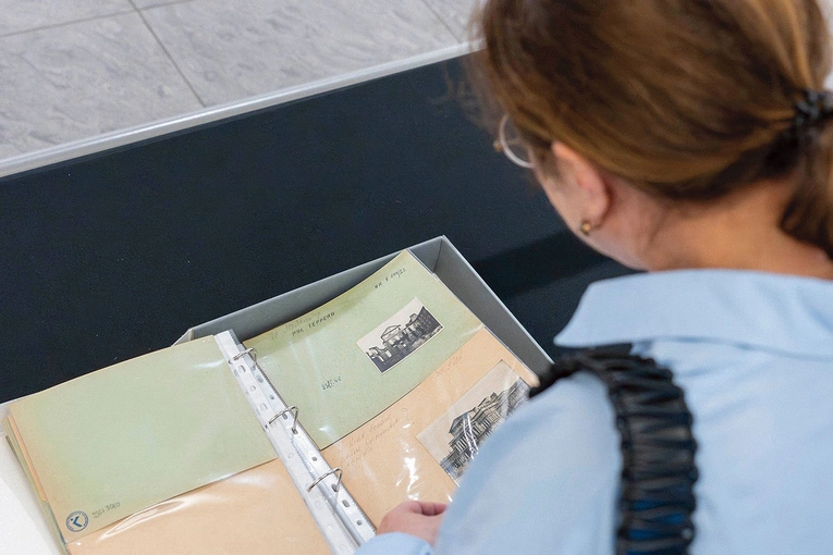 Kolekcja Andrzeja Nitscha to nie tylko materiał wizualny, ale przede wszystkim poruszające świadectwo strat wojennych Warszawy i niezłomnej siły jej odrodzenia.