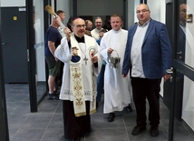 Bp Jacek Kiciński, asystent towarzystwa z ramienia KEP, poświęcił nowe miejsce wsparcia. 