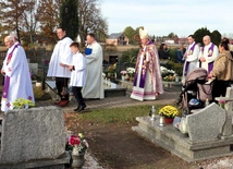 Metropolita wrocławski podkreślił, że zbawienie jest dla każdego  z nas. Żebyśmy mogli się kiedyś spotkać z Chrystusem i tymi wszystkimi, których kochamy.