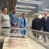 Trwają prace nad przygotowa- niem konferencji „Od Kaspra Elyana do cyberprzestrzeni. 550-lecie druku w języku polskim”. Odbywać się będzie ona we Wrocławiu od 26 do 28 listopada. Jej organizatorami są Uniwersytet Wrocławski, Biblioteka Uniwersytetu Wrocławskiego, Papieski Wydział Teologiczny, Zakład Narodowy im. Ossolińskich. Informacje: phc.uni.wroc.pl/elyan550.