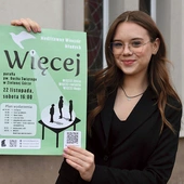 Julia Gąsiorek pochodzi z Sulęcina, a obecnie studiuje na I roku żywienie człowieka i dietoterapię na Uniwersytecie Zielonogórskim. Należy do Młodzieżowej Rady  Duszpasterskiej i formuje się w Ruchu Światło–Życie.