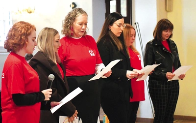 „Chryste, dobry Samarytaninie ludzkości, Tobie zawierzamy dzisiaj naszą posługę ubogim. Spraw, abyśmy pamiętając o największym przykazaniu, uczynili je treścią naszego codziennego życia. Prosimy Cię pokornie, daj nam przenikliwy wzrok i słuch, byśmy umieli dostrzec Twe oblicze w cierpiących i usłyszeć ich wołanie o pomoc. Pobudzaj naszą wolę do cierpliwej i gorliwej służby bliźnim w potrzebie” – to fragment modlitwy, którą na początek swojej działalności odmówili wolontariusze.