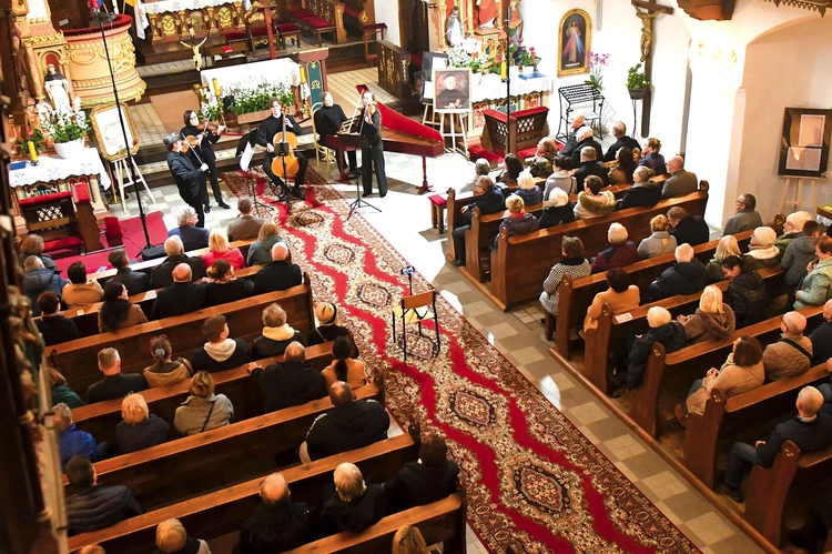 Podczas koncertu można było usłyszeć również utwory wybitnych kompozytorów z XVIII wieku – takich jak Johann Adolf Hasse czy Johann Gottlieb Graun – w wykonaniu orkiestry Arte dei Suonatori.