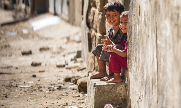 Chwila dzieciecej radości wśród ruin