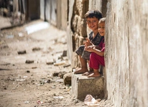 Chwila dzieciecej radości wśród ruin