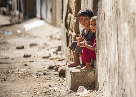 Chwila dzieciecej radości wśród ruin