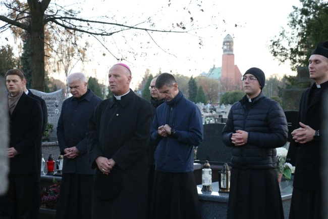 Modlitwa wspólnoty WSD w Radomiu za zmarłych duchownych 