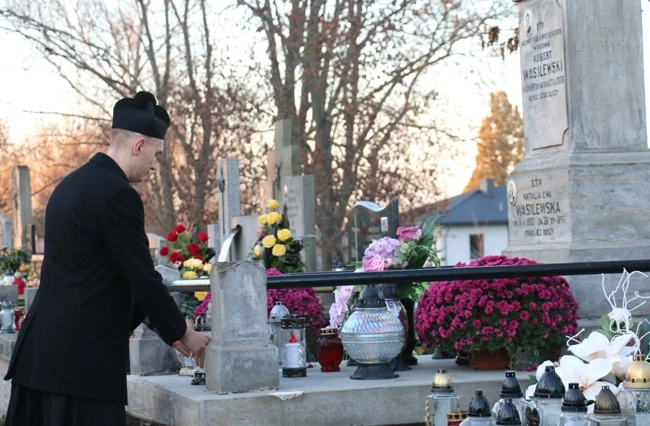 Modlitwa wspólnoty WSD w Radomiu za zmarłych duchownych 