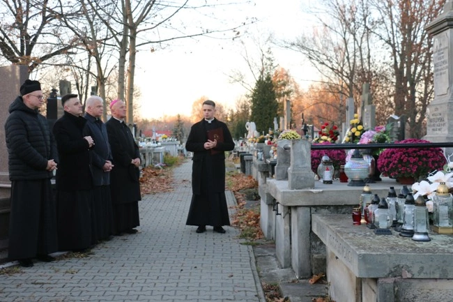 Modlitwa wspólnoty WSD w Radomiu za zmarłych duchownych 