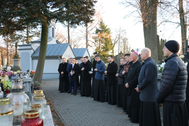 Modlitwa wspólnoty WSD w Radomiu za zmarłych duchownych 