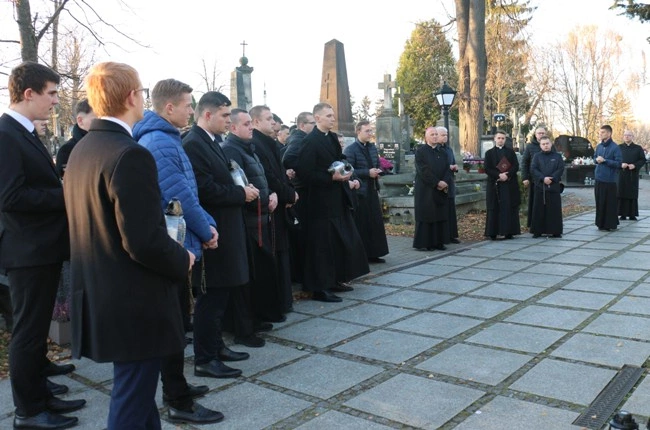 Modlitwa wspólnoty WSD w Radomiu za zmarłych duchownych 