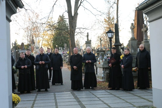 Modlitwa wspólnoty WSD w Radomiu za zmarłych duchownych 