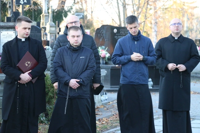 Modlitwa wspólnoty WSD w Radomiu za zmarłych duchownych 