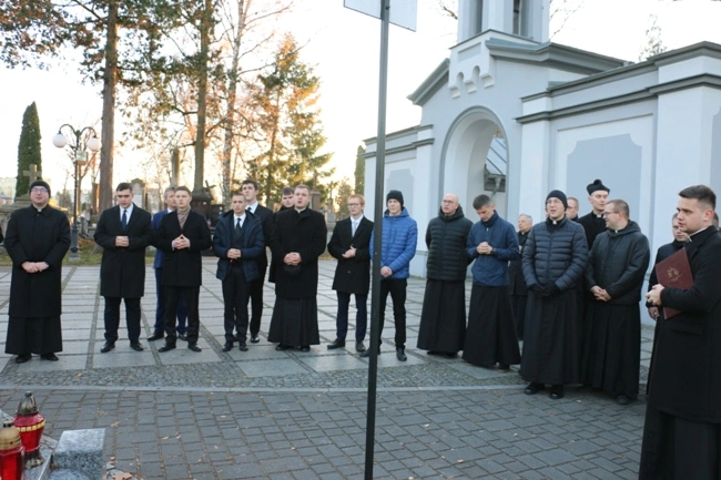 Modlitwa wspólnoty WSD w Radomiu za zmarłych duchownych 