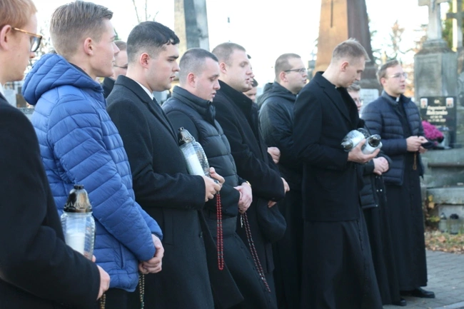 Modlitwa wspólnoty WSD w Radomiu za zmarłych duchownych 