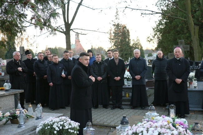 Modlitwa wspólnoty WSD w Radomiu za zmarłych duchownych 