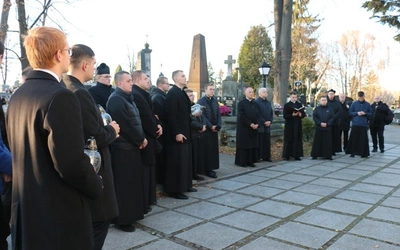 Modlitwa wspólnoty WSD w Radomiu za zmarłych duchownych 