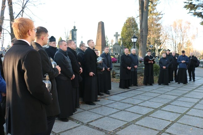 Modlitwa wspólnoty WSD w Radomiu za zmarłych duchownych 