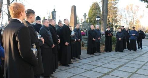 Modlitwa wspólnoty WSD w Radomiu za zmarłych duchownych 
