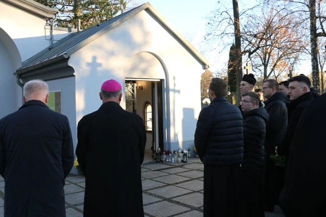 Modlitwa wspólnoty WSD w Radomiu za zmarłych duchownych 