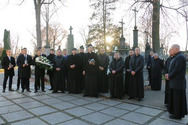 Modlitwa wspólnoty WSD w Radomiu za zmarłych duchownych 