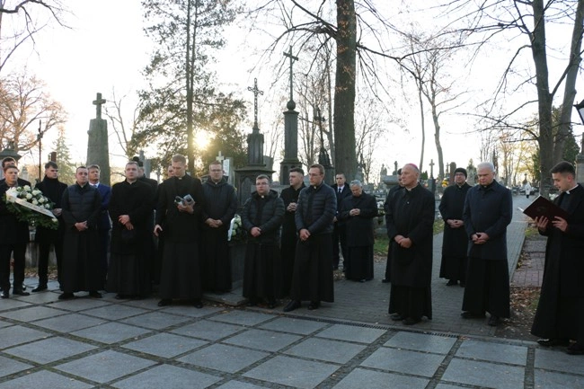 Modlitwa wspólnoty WSD w Radomiu za zmarłych duchownych 