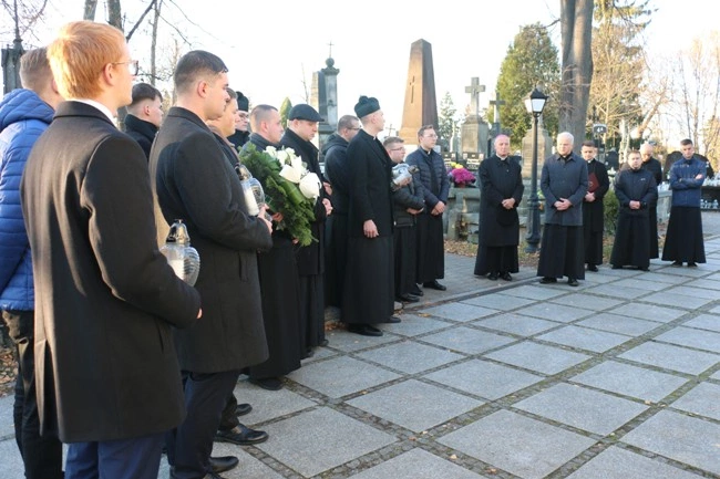 Modlitwa wspólnoty WSD w Radomiu za zmarłych duchownych 