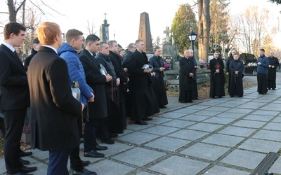 Modlono się o dar życia wiecznego dla zmarłych biskupów, kapłanów i alumnów.