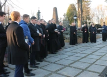 Modlono się o dar życia wiecznego dla zmarłych biskupów, kapłanów i alumnów.