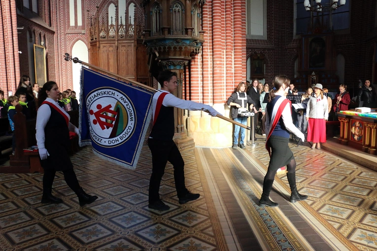Uczniowie dziękowali Bogu za niepodległość. Niedługo oddadzą hołd Danucie Siedzikównie "Ince"